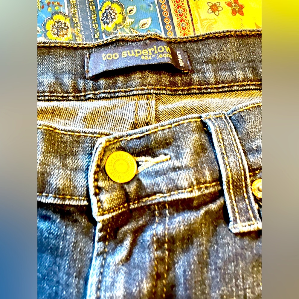 🎬🎬🎬SOLD! Levi’s Too Super Low 524 Short Denim Shorts, Size 5 - Picture 2 of 4
